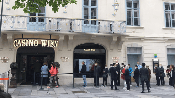 Vor dem Casino-Standort in Wien bildete sich schon in den Morgenstunden eine Warteschlange