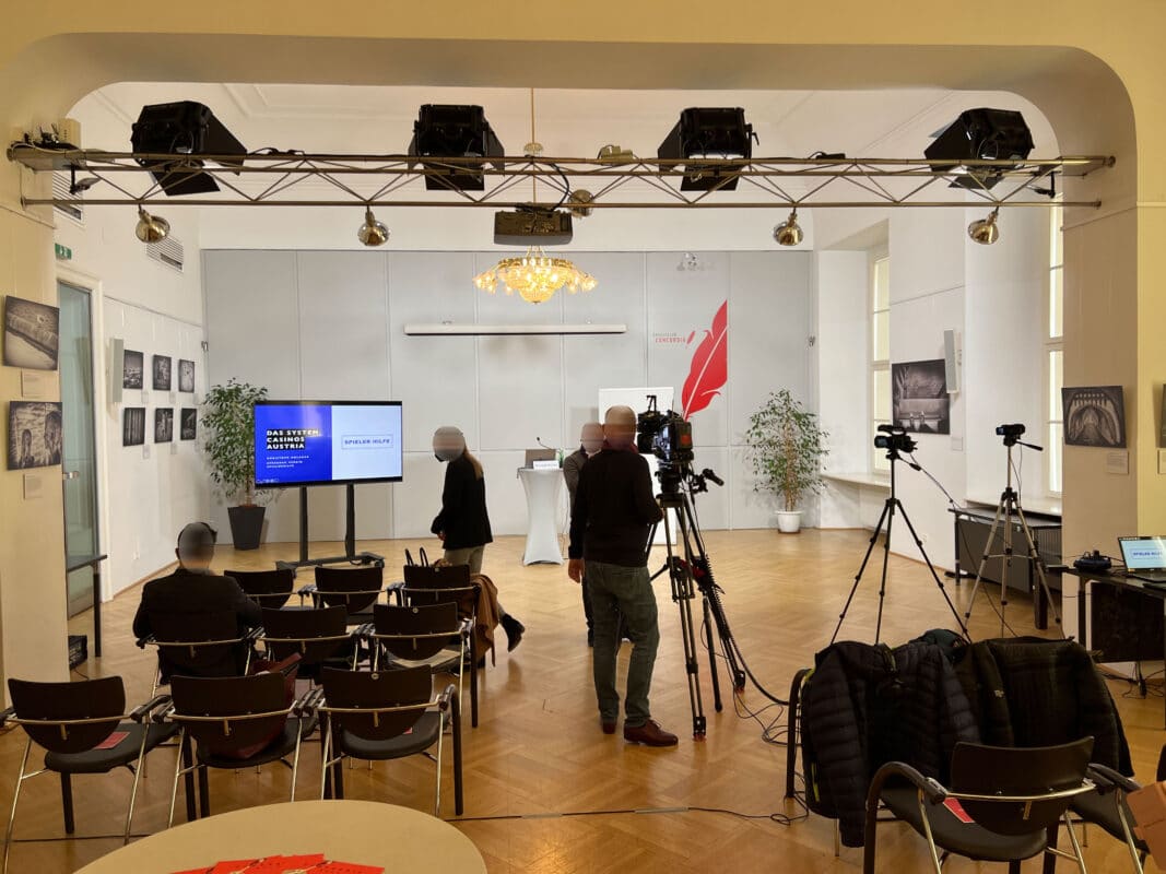 Bei der Pressekonferenz Backstage