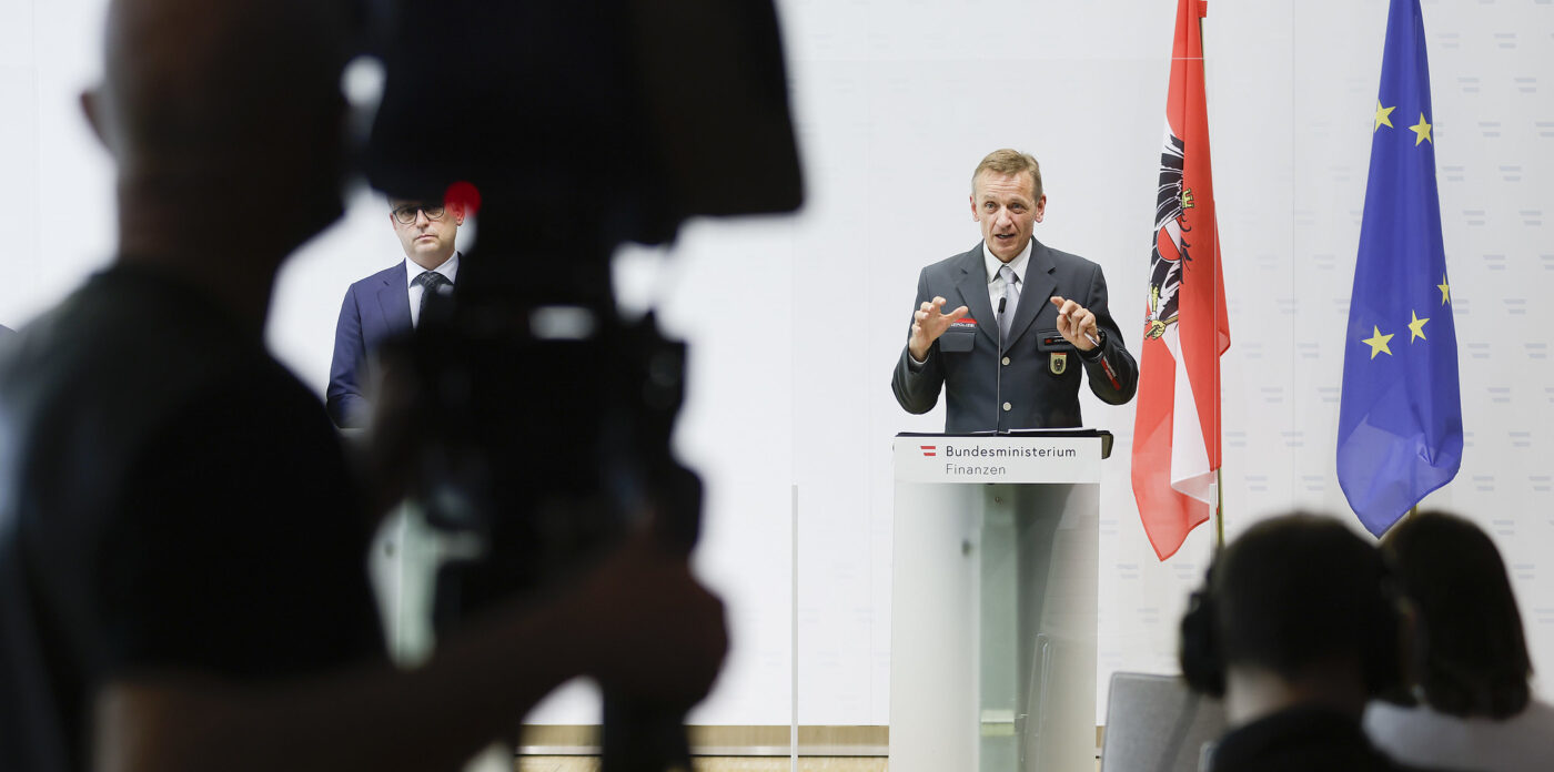 Wilfried Lehner von der Finanzpolizei bei einer Pressekonferenz